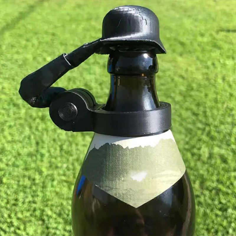 Soldat Salut Bierflasche Helm