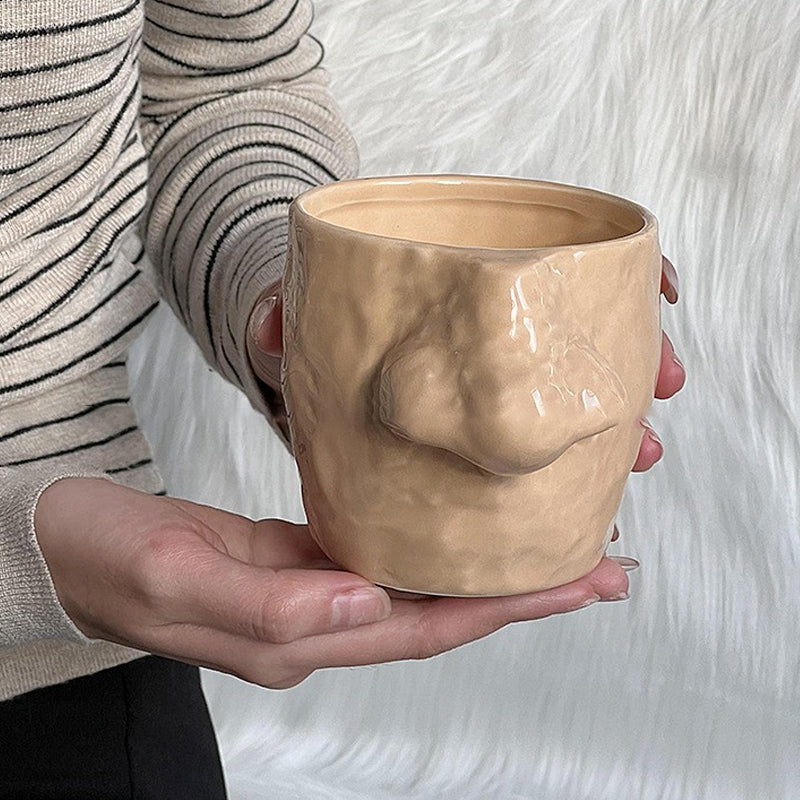 Diese lustige Keramiktasse zum Nasebohren
