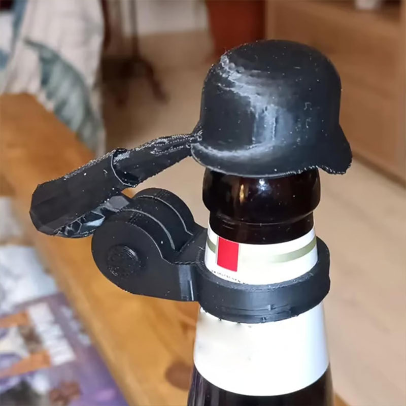 Soldat Salut Bierflasche Helm