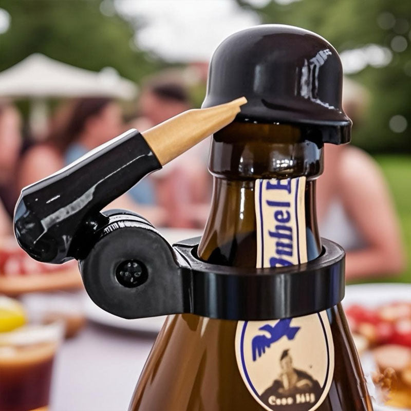 Soldat Salut Bierflasche Helm