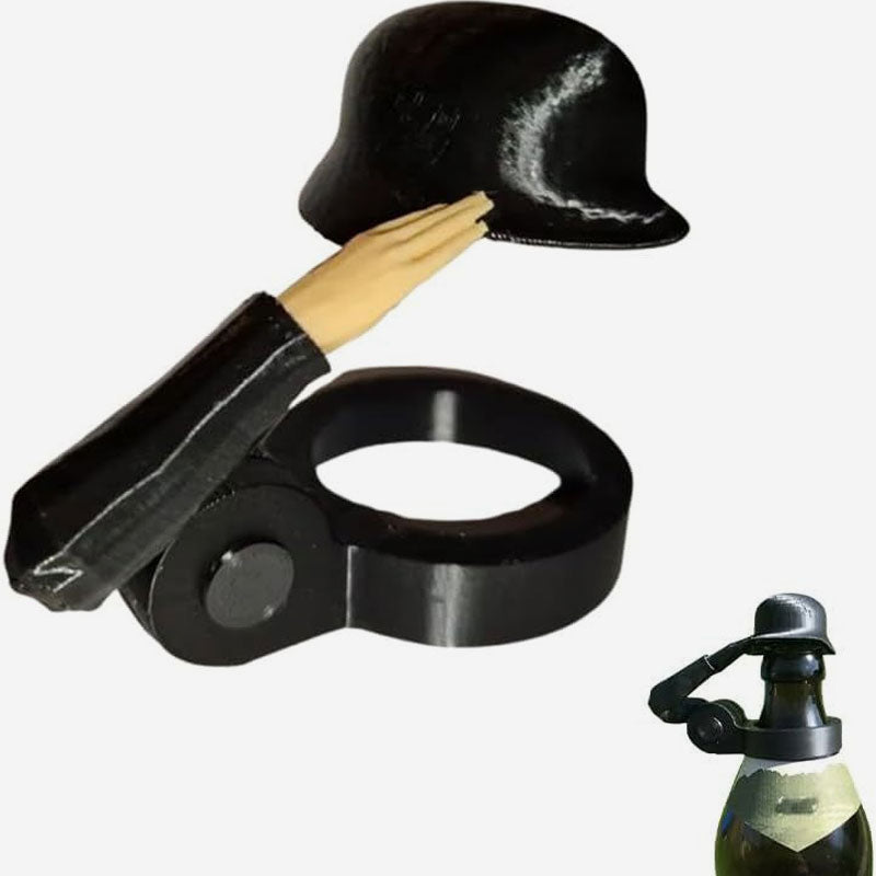 Soldat Salut Bierflasche Helm