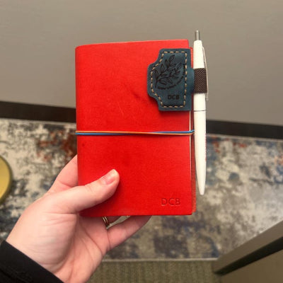 Personalisiertes magnetisches Lesezeichen aus Leder für Stiftehalter