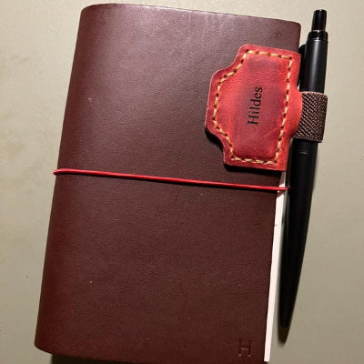 Personalisiertes magnetisches Lesezeichen aus Leder für Stiftehalter
