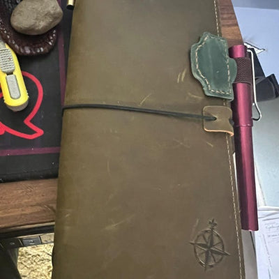 Personalisiertes magnetisches Lesezeichen aus Leder für Stiftehalter