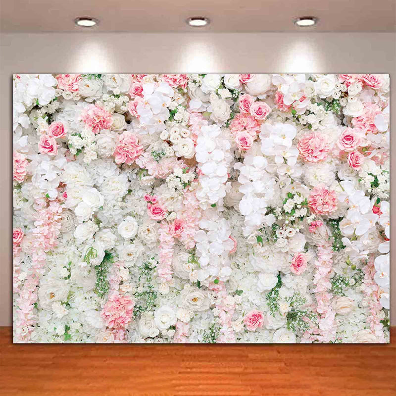 Hintergrundbanner „Magischer Wald“ mit Blumen und Schmetterlingen