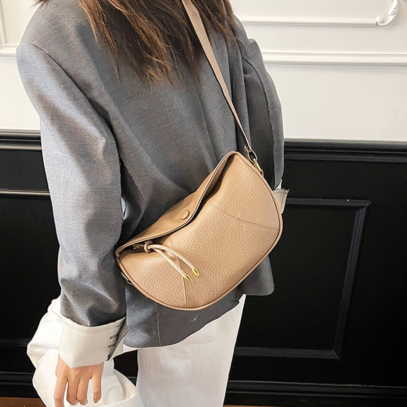 Minimalistische Schultertasche mit verstellbarem Riemen