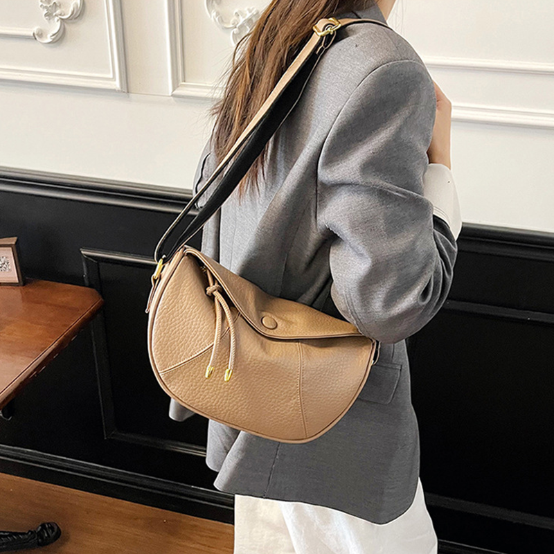 Minimalistische Schultertasche mit verstellbarem Riemen