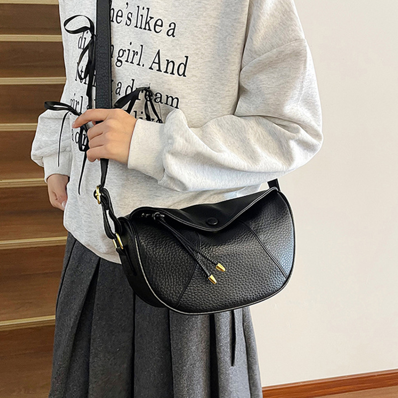 Minimalistische Schultertasche mit verstellbarem Riemen